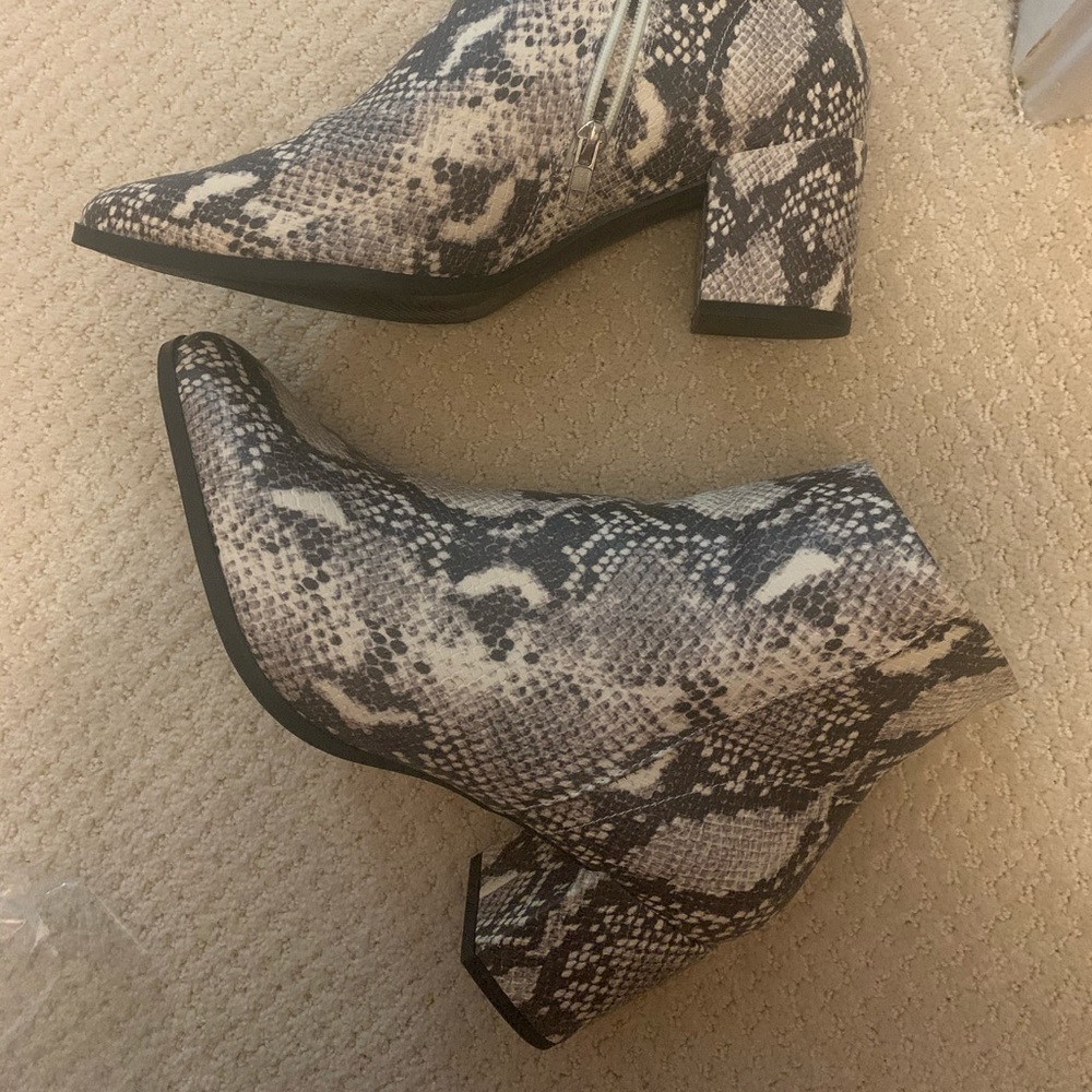 NWOT Steve Madden Girl Snakeskin Booties